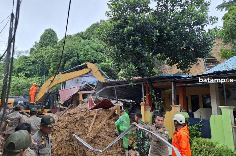 Proses Evakuasi Korban Longsor di Tiban Koperasi masih Berlangsung