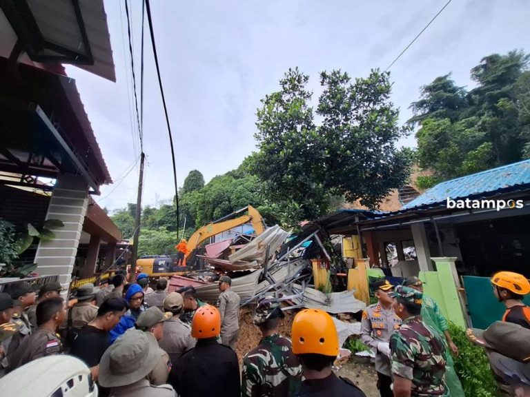 Pemko Batam Bantu Korban Longsor di Tiban