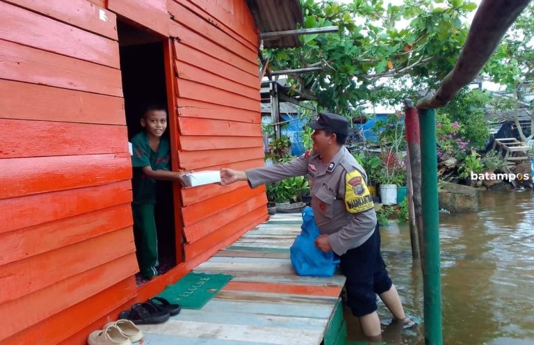 Bhabinkamtibmas Tanjungunggat Buka Dapur Umum Bantu Warga Terdampak Banjir