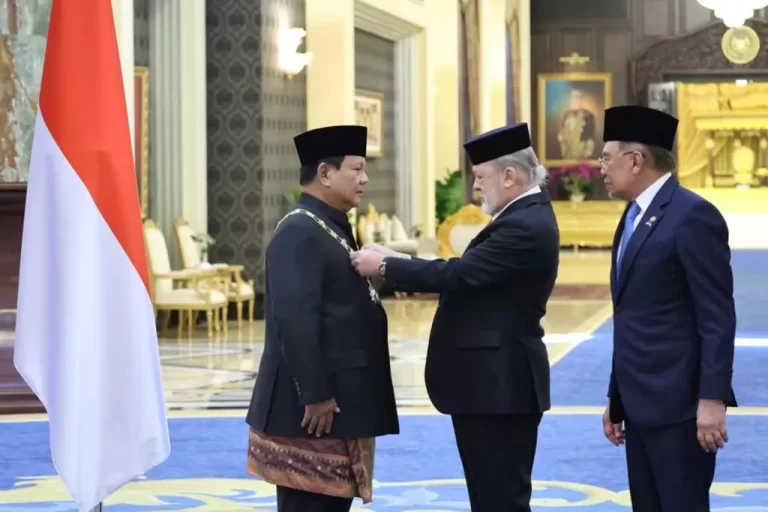 Prabowo Terima Penghargaan Darjah Kerabat Johor dari Raja Malaysia Sultan Ibrahim