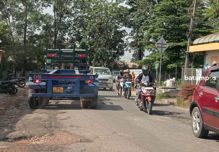Pak Wali, Warga Keluhkan Jalan di Tanjungsengkuang yang Rusak Parah