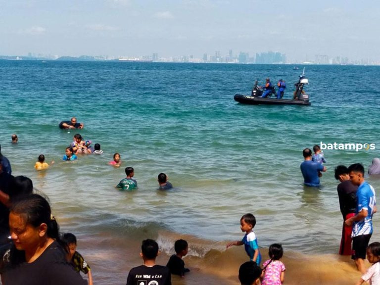 Pengunjung Padati Pantai Tanjung Pinggir pada Awal Tahun Baru 2025