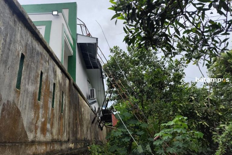 Angin Kencang, Sebuah Menara Timpa Atap Puskesmas MKP