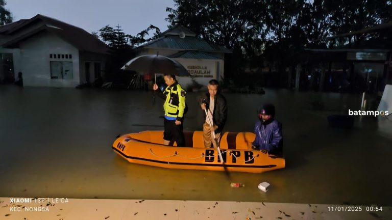 Hujan, Kantor Camat Nongsa Terendam Banjir