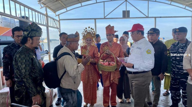 Wabup Sambut Wisman Pertama Menginjak Tanah Bumi Berazam