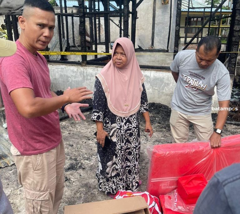 Lansia Korban Kebakaran Rumah di Lingga Dapat Bantuan