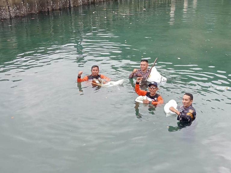 Ganggu Wisatawan Masuk ke Tarempa, Lurah Terjun Ke Laut Bersihkan Sampah, Terkumpul 50 Ton