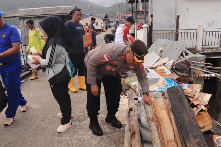 TNI-Polri Kumpulkan Puluhan Kilogram Sampah, Minta Warga Jaga Kelestarian Ekosistem Laut