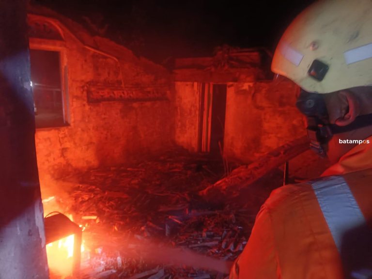 Gudang Kosong Bekas Bengkel di Tanjunguban, Bintan Terbakar