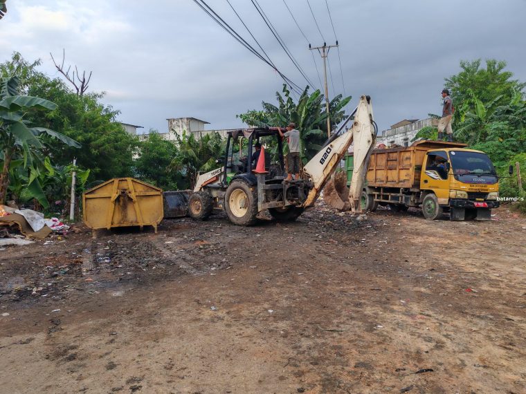 DLH, PUPR dan BP Kawasan Berlolaborasi Bersihkan Sampah