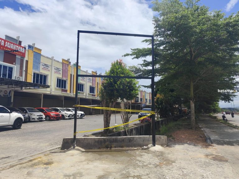 Tak Berizin, PPNS Satpol PPP Segel Papan Reklame Baru di Jalan Bandaran