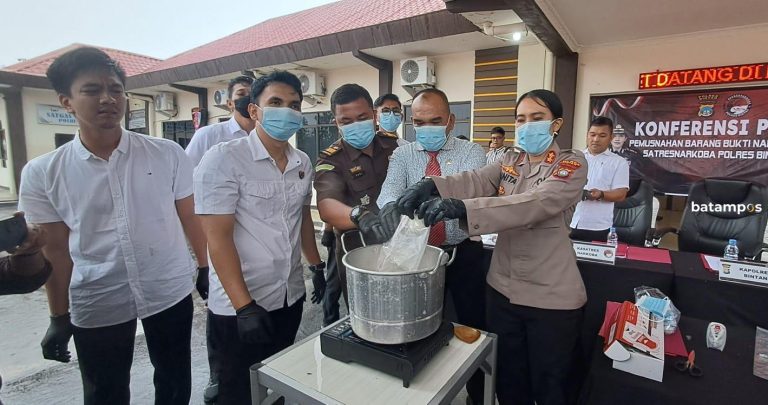 Polisi Rebus 807,38 Gram Sabu Temuan Nelayan di Bintan