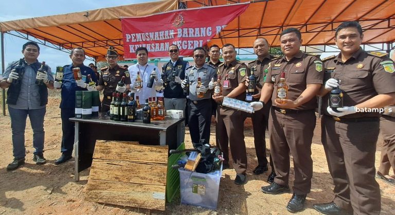 12.096 Botol Miras dan 611 Karton Rokok Ilegal di Bintan Dimusnahkan
