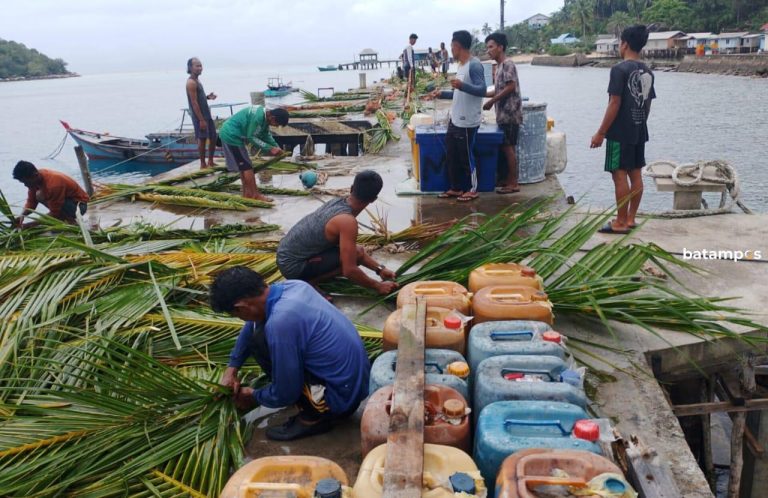 Bantuan Rumpon Permudah Nelayan di Lingai Untuk Tangkap Ikan