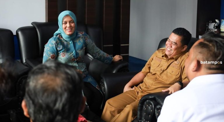Hari Pertama Kerja, Deby Cek Ruangan Kerja Pegawai di Kantor Bupati Bintan