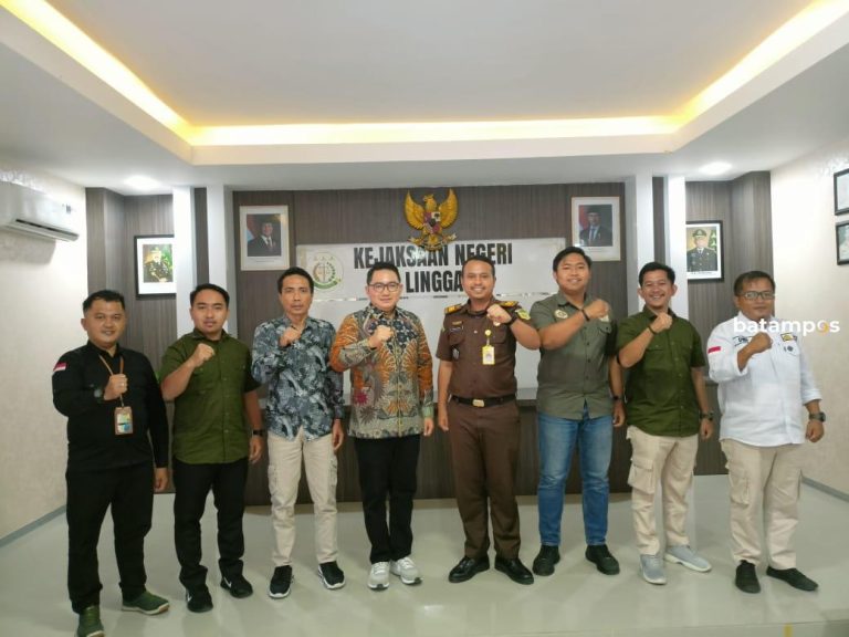 Bawaslu Lingga Serahkan Penghargaan Kepada Kejari Lingga
