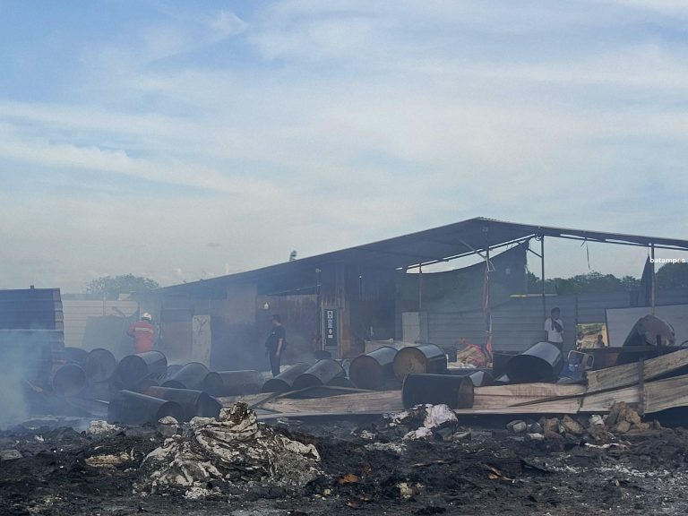 Kebakaran Hebat Gudang Barang Bekas di Batuaji, Api Diduga dari Puntung Rokok