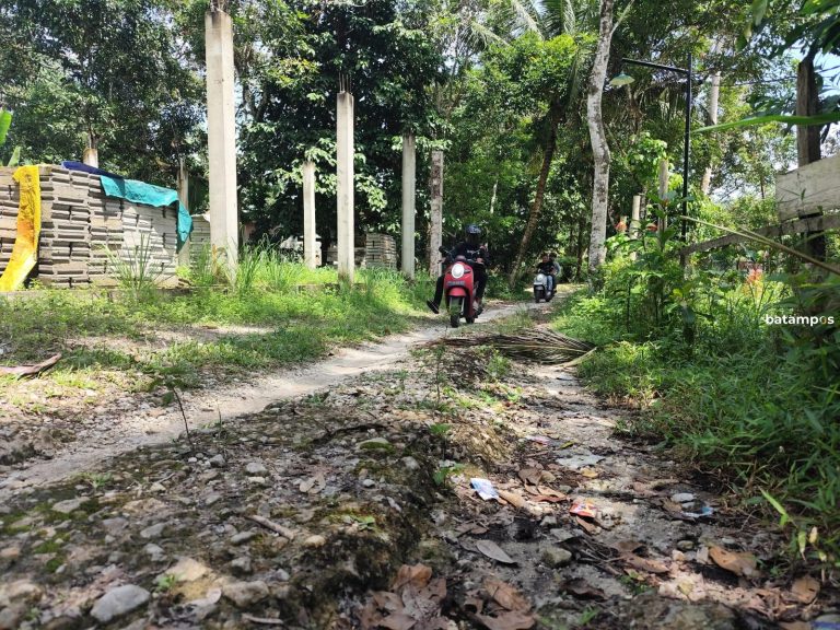 Jalan Rusak Parah Belasan Tahun di Bukit Kabung Diusul Diperbaiki