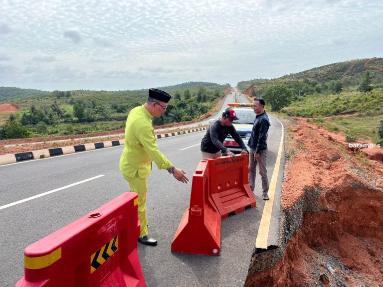 Antisipasi Longsor Susulan, Pembatas Jalan Dipasang di Jalan Lintas Timur, Bintan