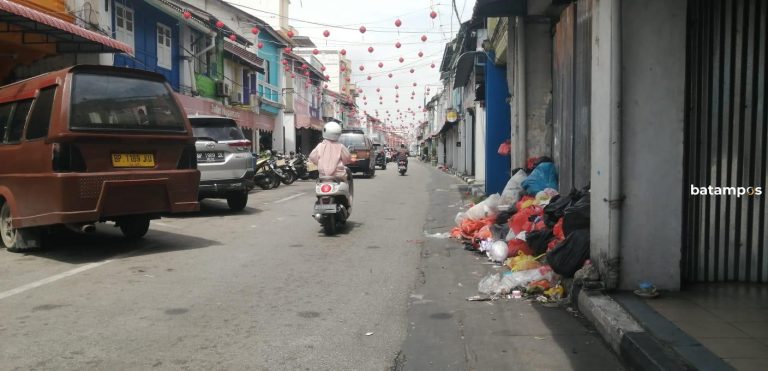 Petugas DLH Mogok, Akibatnya Sampah Tak Terangkut