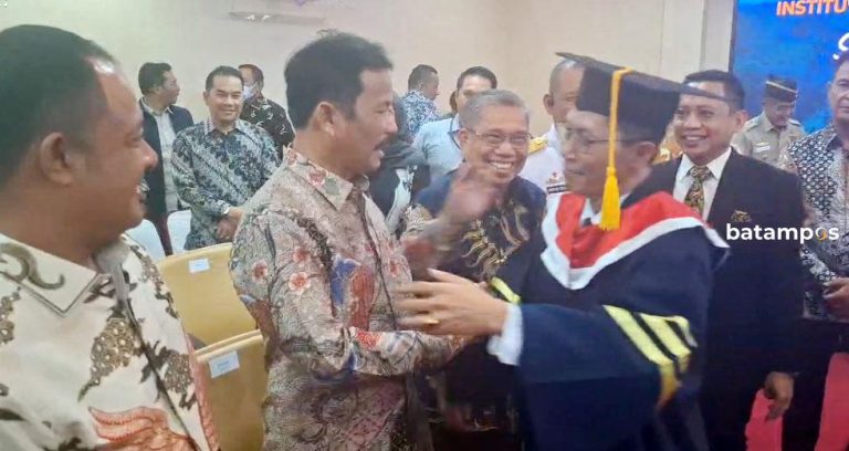 Amsakar Achmad Resmi Raih Gelar Doktor, Muhammad Rudi hingga Ansar Ahmad Turut Hadir