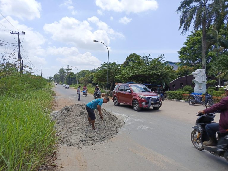Tak Kunjung Diperbaiki, Warga Tambal Jalan Rusak di Sagulung