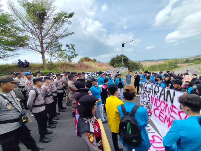 Puluhan Mahasiswa di Pinang Demo DPRD Kepri Tolak Efesiensi Anggaran