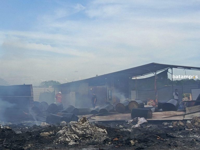 Puntung Rokok Sebabkan Kebakaran Hebat di Gudang Barang Bekas di Batuaji