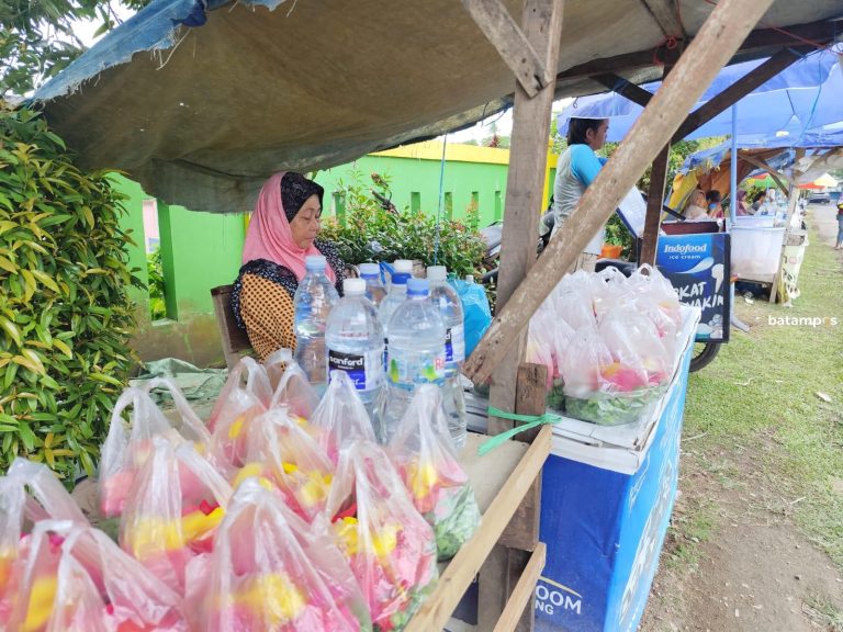 Pedagang Kembang Raup Untung dari Tradisi Ziarah Kubur Jelang Ramadan