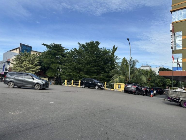 Dijejali Mobil Parkir dan Gerobak Pedagang, Jembatan Jodoh Semakin Sempit