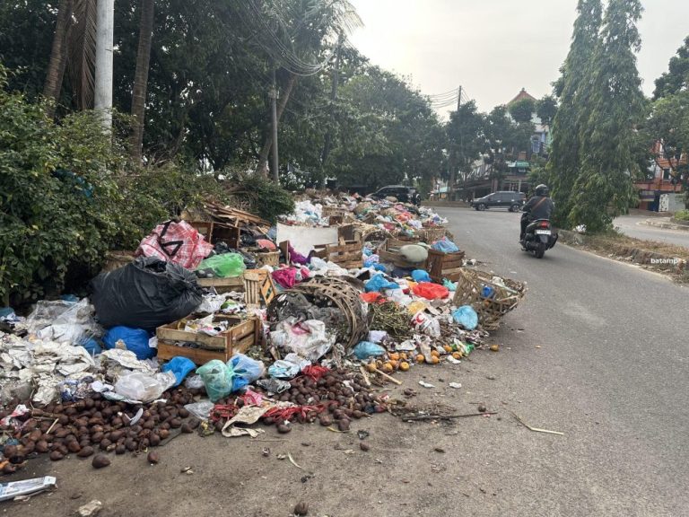 Sampah Meluber, Menutup Setengah Badan Jalan di Jodoh