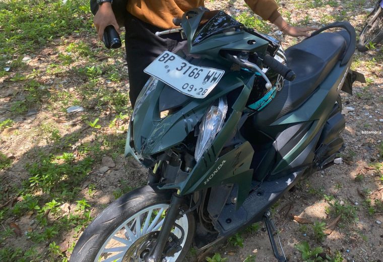 Pengendara Motor Tabrak Lori Parkir di Tepi Jalan