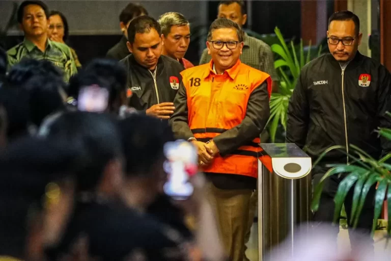 Isu Buka-bukaan Hasto Mulai Terbukti, Kini Sebut Jokowi Jadi Biang Upaya Pelemahan KPK demi Bobby dan Gibran