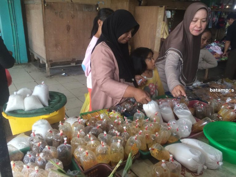 Jelang Ramadan 1446 H, Warga Berburu Santan dan Bumbu Masakan