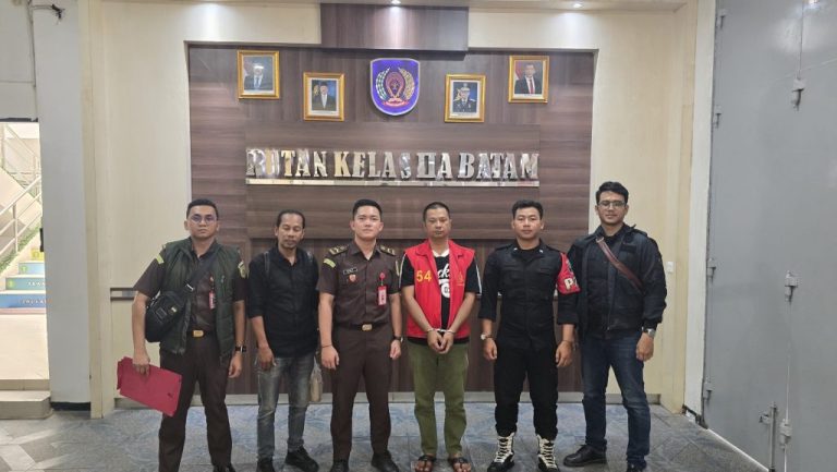 Pemilik Gudang Rokok Ilegal Diserahkan Ke Kejari Batam
