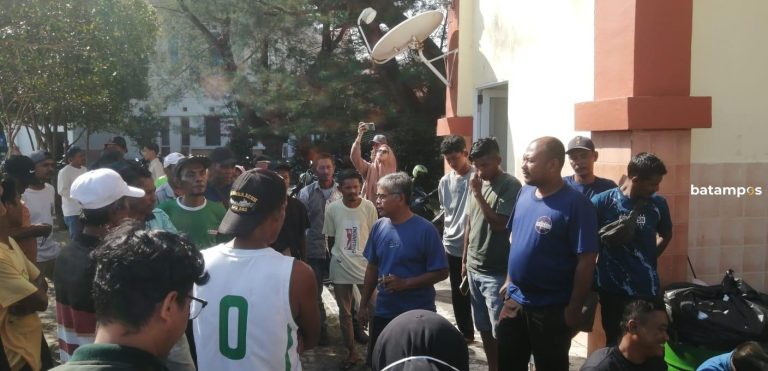 Gaji Belum Terima, Puluhan Pekerja DLH Karimun Mogok Kerja