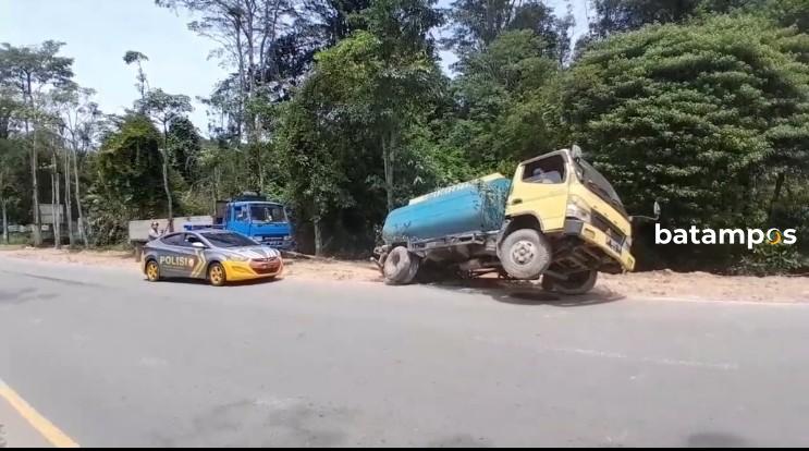 Truk Air di Batam Terperosok Dua Kali di Jalan Temiang, Kondisi Jalan Tak Stabil Jadi Sorotan