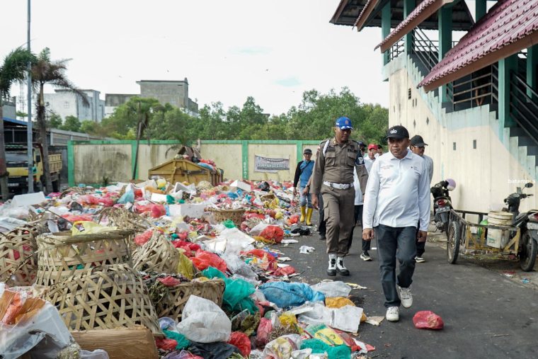 Wabup Karimun Ajak PMI Karimun Goro Angkut Sampah