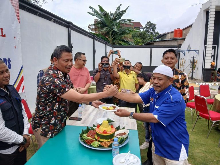 Wartawan Serahkan 3 Unit Perangkat Star Link ke Desa Terisolir