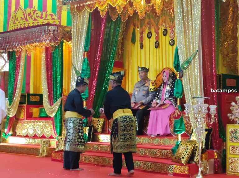 LAM Kepri Sambut Kedatangan Kapolda Kepri dengan Tradisi Tepung Tawar 