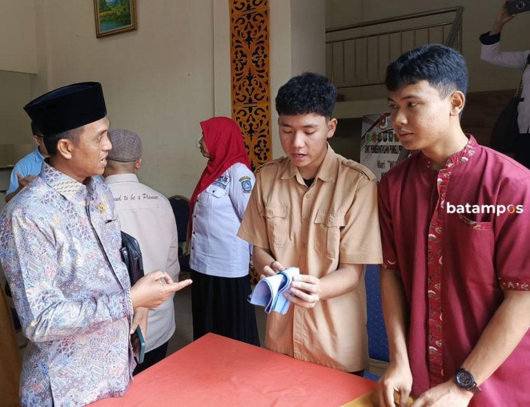 Dorong Kemandirian SMKN 2 Batam, Aman Tinjau Teaching Factory
