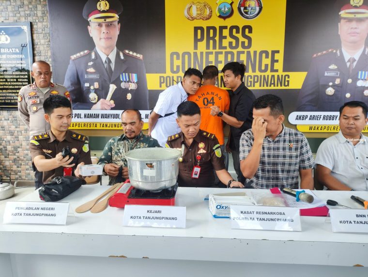 Polisi ‘Rebus’ 168 Gram Sabu yang Disita dari Pengedar