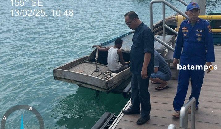 Rubber Fender di Pelabuhan Pantai Indah Kijang di Bintan, Hilang