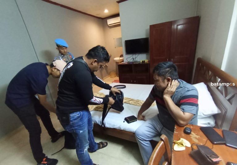 Cegah Peredaran Narkoba, Polisi Periksa Barang Bawaan Pengunjung Wisma Pesona di Bintan