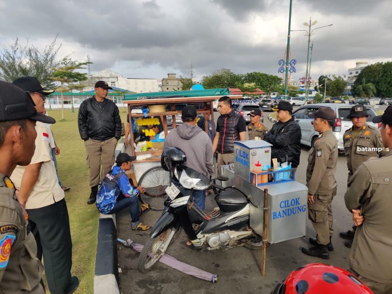 Jualan di Zona Terlarang, Belasan Pedagang Gurindam 12 Ditertibkan
