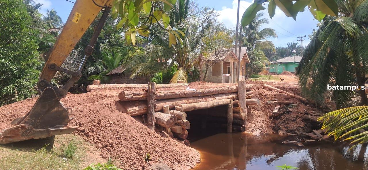Warga Desa Telok, Kecamatan Lingga Utara Merasa Bahagia Jalan dan Jembatan Sudah Diperbaiki