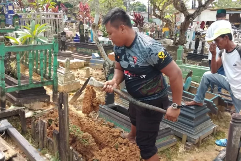 Kisah Bripka Joko Hadi, Polisi yang Jadi Penggali Kubur Gratis bagi Warga Miskin