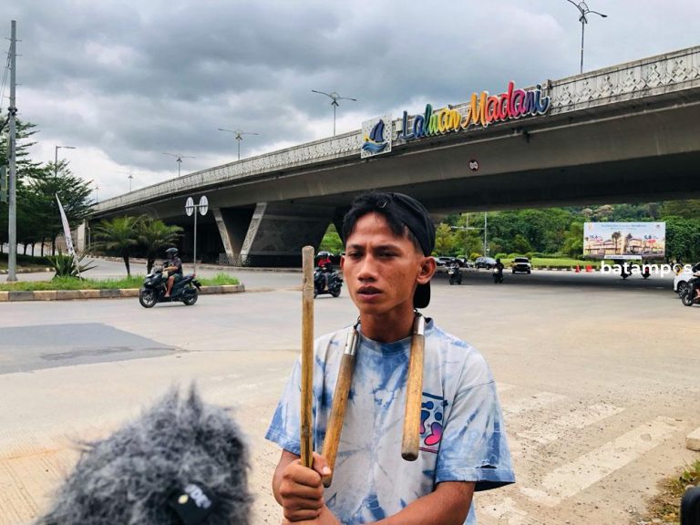 Berkenalan dengan Cobra, Penjual Tisu dengan Atraksi Tongkat di Simpang Jam