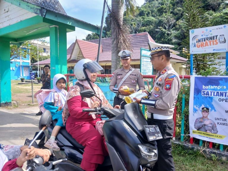 Tertib Berlalu Lintas, Polisi Berikan Minyak Goreng dan Cokelat Kepada Pengendara Bermotor