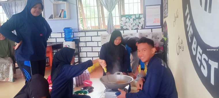 Menyambut Ramadan, Siswa-Siswi MA Al-Barakah Singkep Laksanakan Kegiatan Masak-Masak